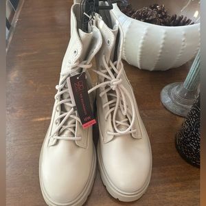 10Wide Women’s Boots Ivory color!